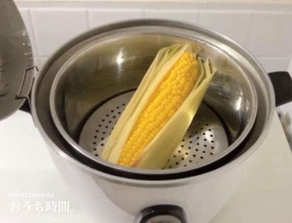 蒸しとうもろこし