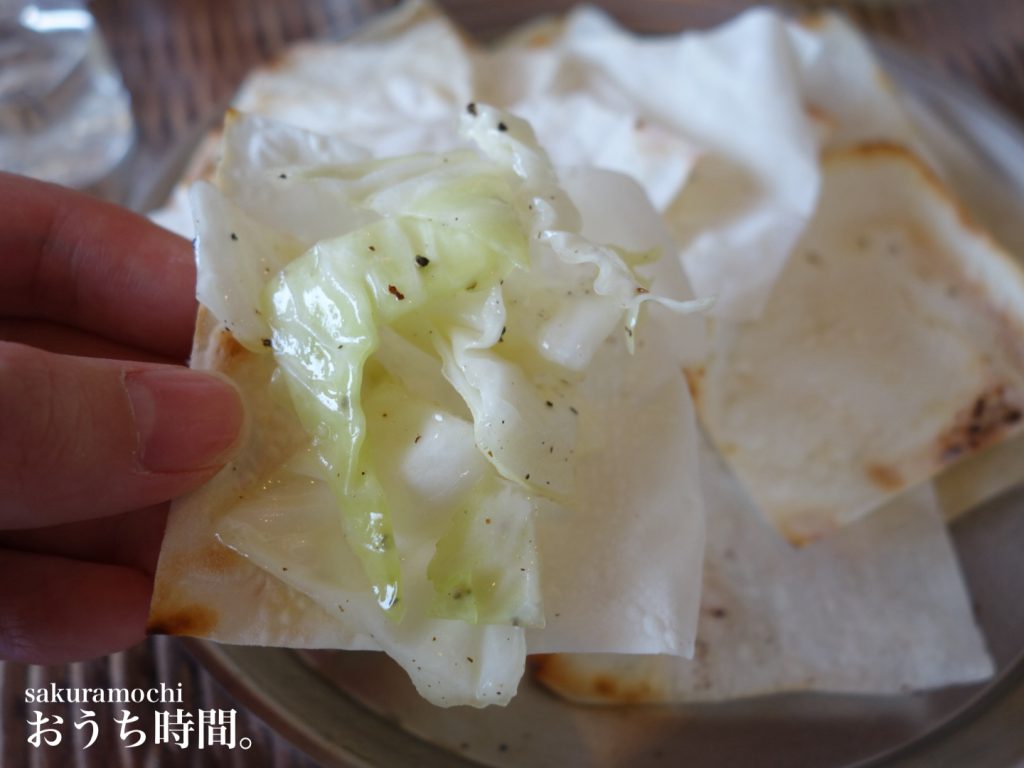 ごま油・粗挽き黒胡椒・塩をからめたキャベツと一緒に