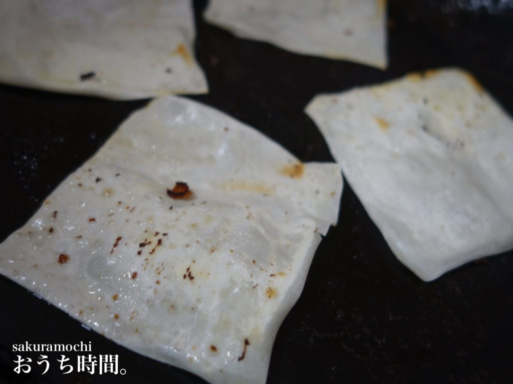 残ったシュウマイの皮は、調理した後の鉄フライパンを使って、パリッと